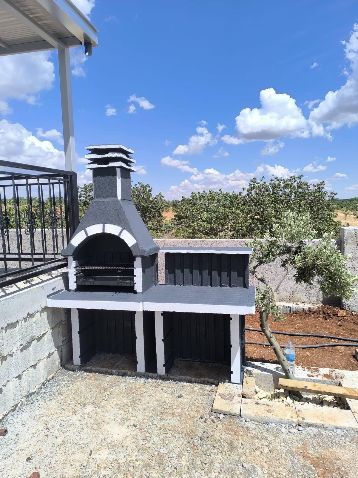 Tezgahlı açık mutfak barbekü - odunluklu özel tasarım
