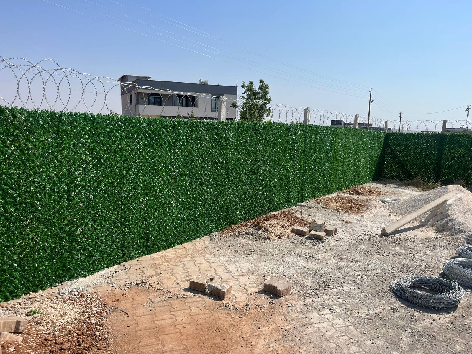 Çim Çit Rüzgârda Ne Yapar? Ömür ve Bakım Gerçeği