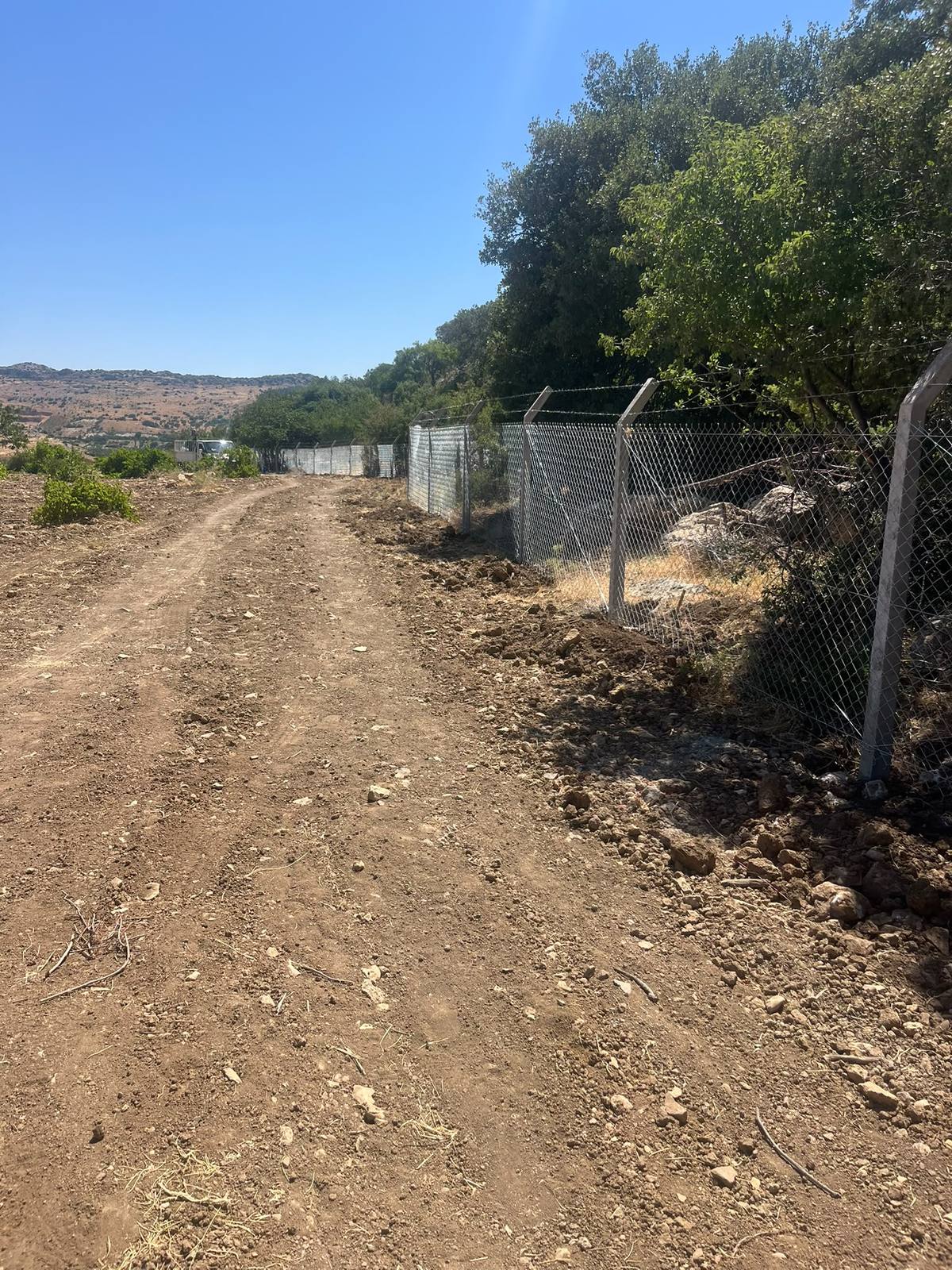 Tarla yolu boyunca kafes tel çevreleme hattı